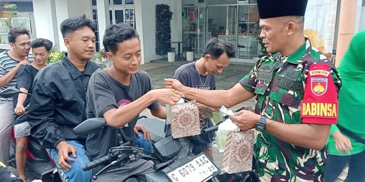 Koramil 05/Reban dan Persit KCK Ranting 06 Bagikan Takjil untuk Warga di Bulan Ramadan 1446 H