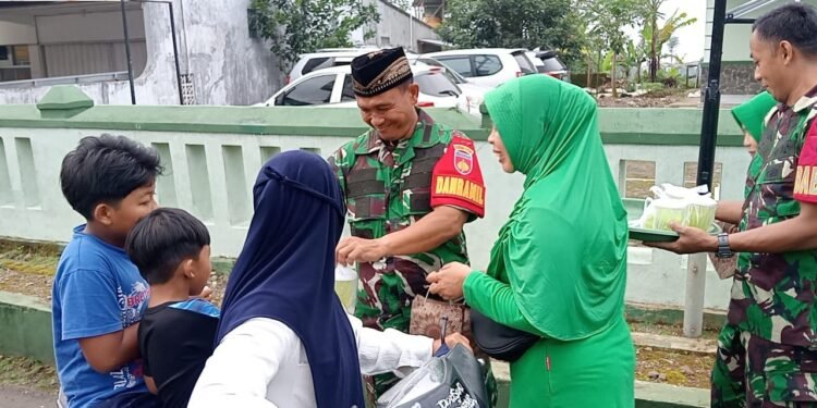 Koramil 05/Reban dan Persit KCK Ranting 06 Bagikan Takjil untuk Warga di Bulan Ramadan 1446 H