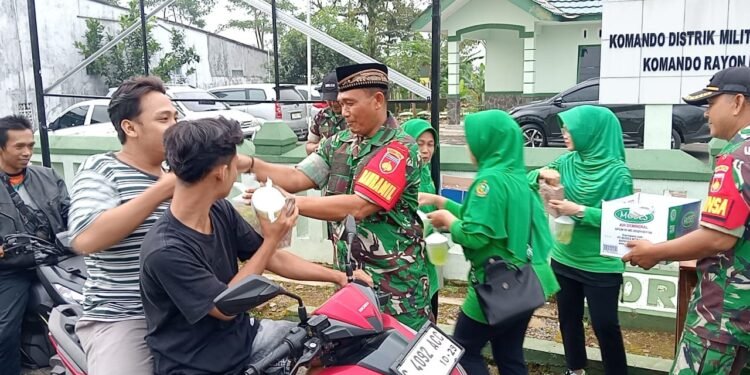 Koramil 05/Reban dan Persit KCK Ranting 06 Bagikan Takjil untuk Warga di Bulan Ramadan 1446 H