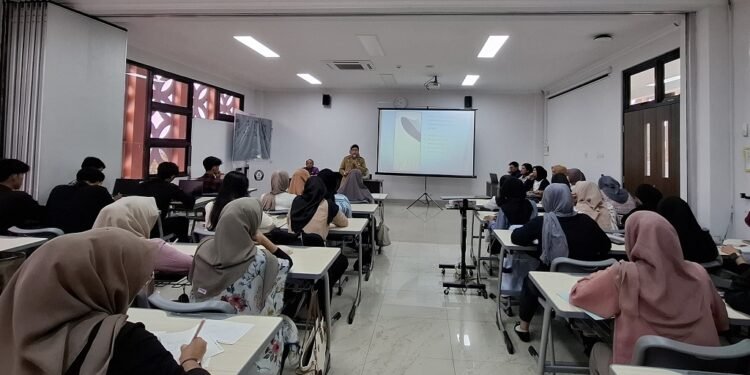 Jadi Dosen Tamu, Sekda Batang Tanamkan Pendidikan Antikorupsi