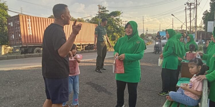 Berkah Ramadhan Koramil 12/Tulis Berbagi Tajil Untuk Berbuka Puasa