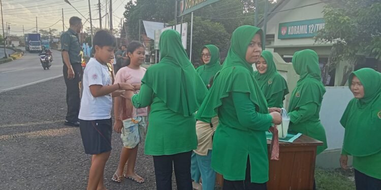 Berkah Ramadhan Koramil 12/Tulis Berbagi Tajil Untuk Berbuka Puasa