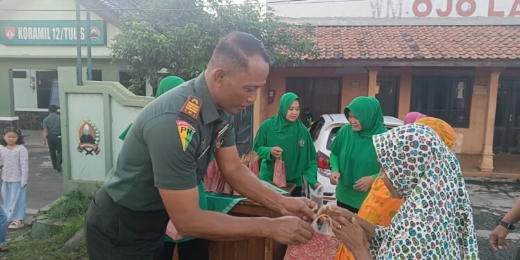 Berkah Ramadhan Koramil 12/Tulis Berbagi Tajil Untuk Berbuka Puasa