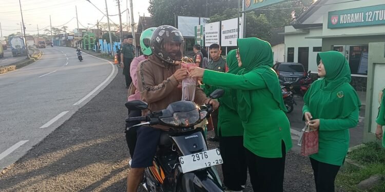Berkah Ramadhan Koramil 12/Tulis Berbagi Tajil Untuk Berbuka Puasa