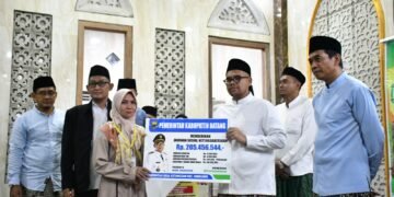 BPJS Ketenagakerjaan Batang Serahkan Santunan Saat Kegiatan Tarawih Ukhuwah