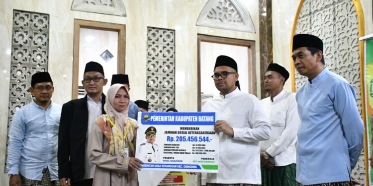 BPJS Ketenagakerjaan Batang Serahkan Santunan Saat Kegiatan Tarawih Ukhuwah