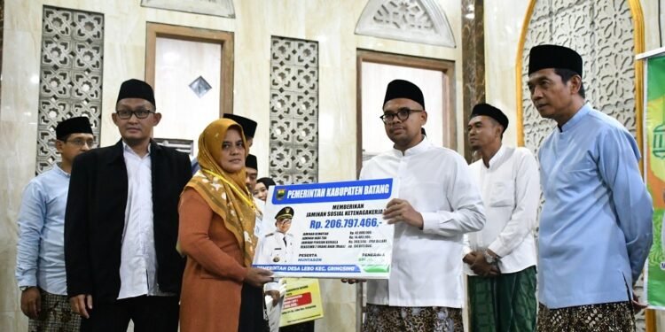 BPJS Ketenagakerjaan Batang Serahkan Santunan Saat Kegiatan Tarawih Ukhuwah