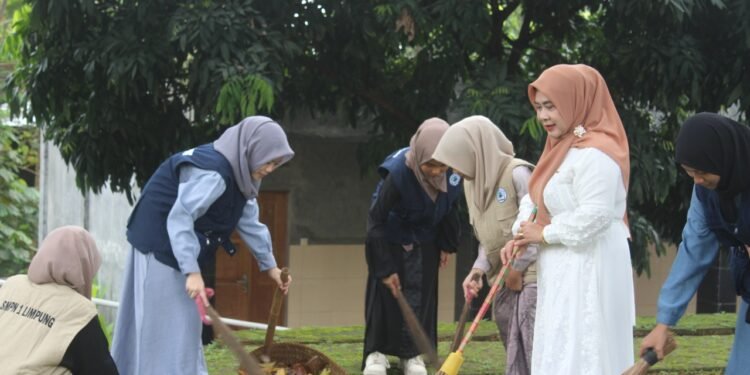 Sambut Nuzulul Quran, Tim Hijau Bersihkan Area Masjid Sekolah