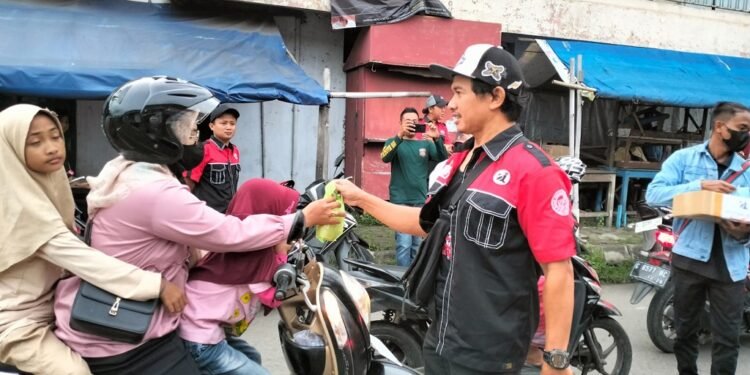 Tebarkan Berkah Ramadan, Oi Batang Bagikan Ratusan Takjil