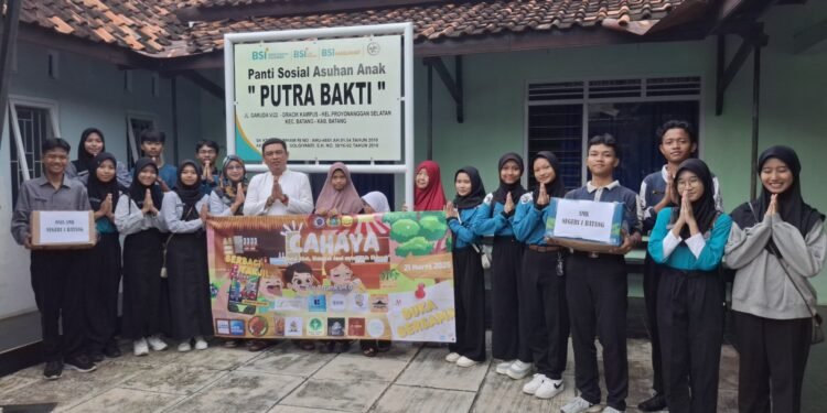 Bagi-Bagi Takjil, OSIS Skansa Tebarkan Kebaikan Ramadan