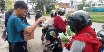 Bagi-Bagi Takjil, OSIS Skansa Tebarkan Kebaikan Ramadan