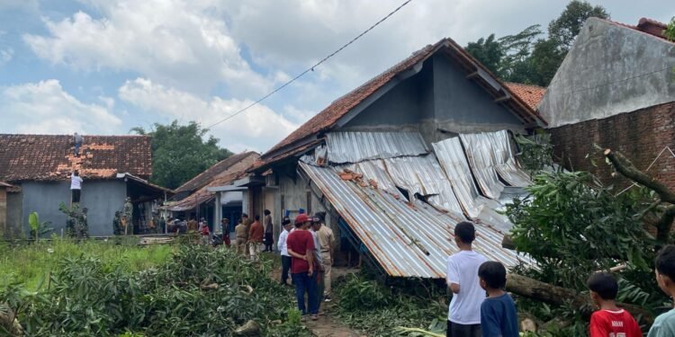 Wakil Bupati Batang Gerak Cepat, Berikan Bantuan 60 Rumah Terdampak Bencana Puting Beliung