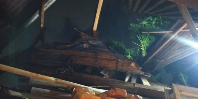 Anggota Kodim Batang, Cepat Dalam Antisipasi Bencana Angin Puting Beliung di Kecamatan Warungasem