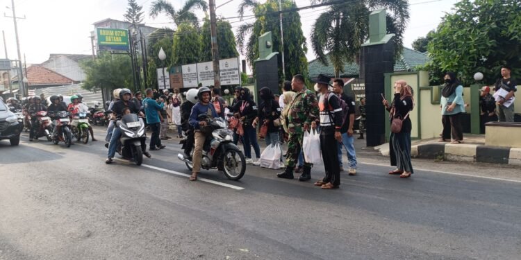 Aksi Damai Dukung Pengesahan UU TNI, Warga Batang Berbagi Takjil di Depan Makodim