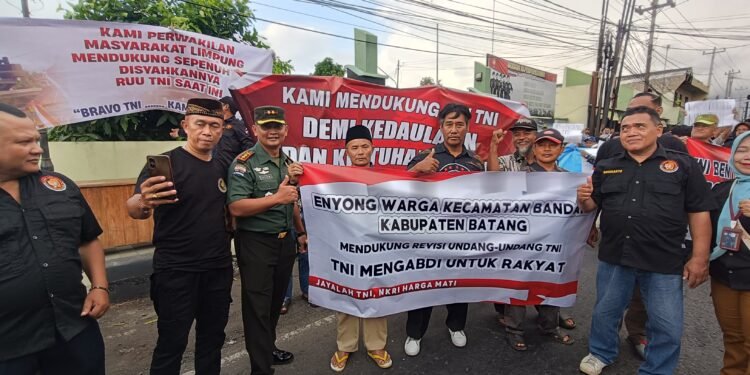 Aksi Damai Dukung Pengesahan UU TNI, Warga Batang Berbagi Takjil di Depan Makodim