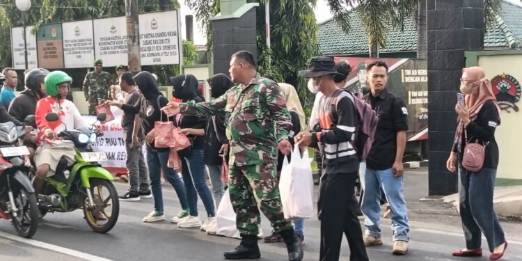 Aksi Damai Dukung Pengesahan UU TNI, Warga Batang Berbagi Takjil di Depan Makodim