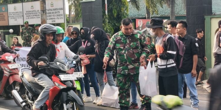 Aksi Damai Dukung Pengesahan UU TNI, Warga Batang Berbagi Takjil di Depan Makodim