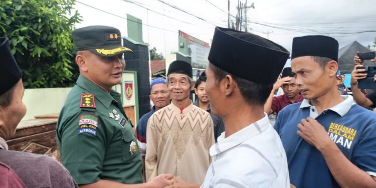Aksi Damai Dukung Pengesahan UU TNI, Warga Batang Berbagi Takjil di Depan Makodim