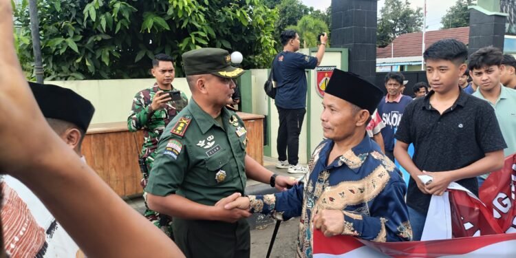 Aksi Damai Dukung Pengesahan UU TNI, Warga Batang Berbagi Takjil di Depan Makodim