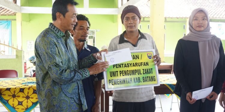Bupati Batang Salurkan Bantuan Untuk Korban Puting Beliung