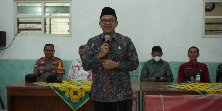 Bupati Batang Salurkan Bantuan Untuk Korban Puting Beliung