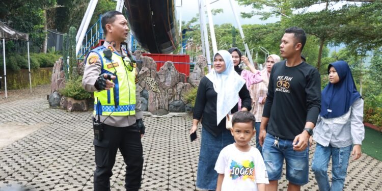 Kapolres dan Wakapolres Batang Pastikan Keamanan dan Kenyamanan Wisatawan