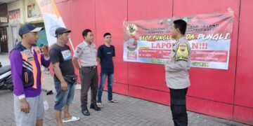 Cegah Premanisme dan Pungli, Bhabinkamtibmas Batang Sosialisasikan Saber Pungli ke Juru Parkir