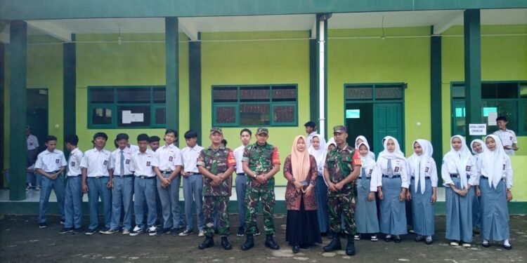 Koramil Tersono Berikan Pelatihan Tata Upacara Bendera di SMA Wahid Hasyim