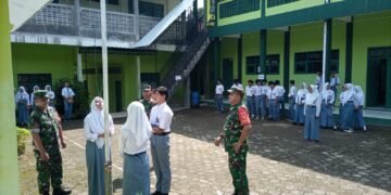 Koramil Tersono Berikan Pelatihan Tata Upacara Bendera di SMA Wahid Hasyim