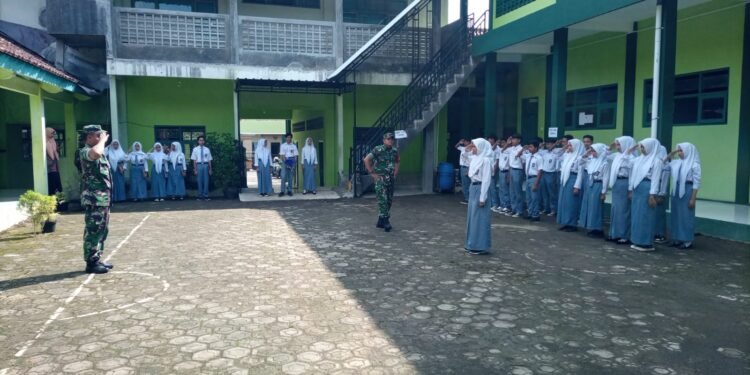 Koramil Tersono Berikan Pelatihan Tata Upacara Bendera di SMA Wahid Hasyim