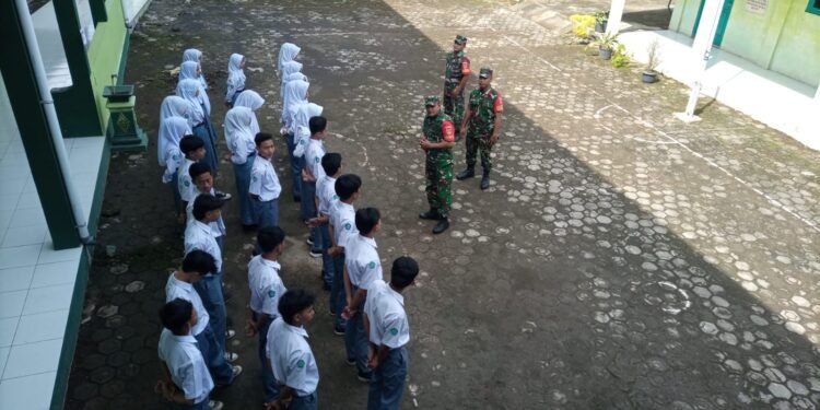 Koramil Tersono Berikan Pelatihan Tata Upacara Bendera di SMA Wahid Hasyim
