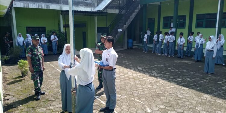 Koramil Tersono Berikan Pelatihan Tata Upacara Bendera di SMA Wahid Hasyim