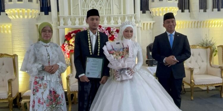 Menteri BKKBN Wihaji Serahkan Sertifikat Elsimil di Batang