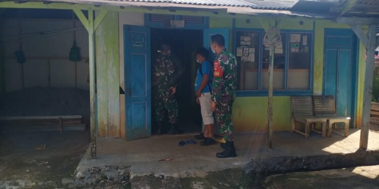 Babinsa Koramil 06/Tersono Dampingi Tim Kesehatan Lakukan Penyemprotan Foging