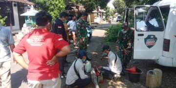 Babinsa Koramil 06/Tersono Dampingi Tim Kesehatan Lakukan Penyemprotan Foging