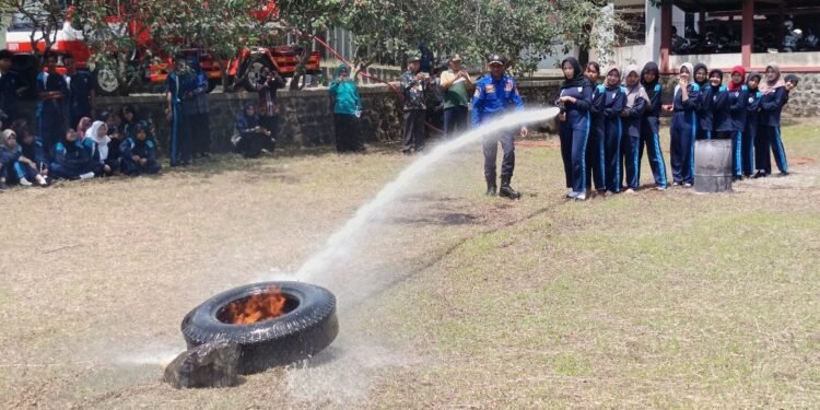Tanggap Darurat, Pelajar SMABAH Ikuti Simulasi Penanganan Kebakaran