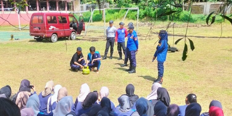Tanggap Darurat, Pelajar SMABAH Ikuti Simulasi Penanganan Kebakaran