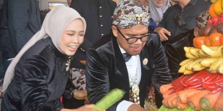 Kirab Budaya, Pemkab Batang Sediakan 18 Gunungan dan Uang Koin Untuk Disawurkan Sebagai Tradisi