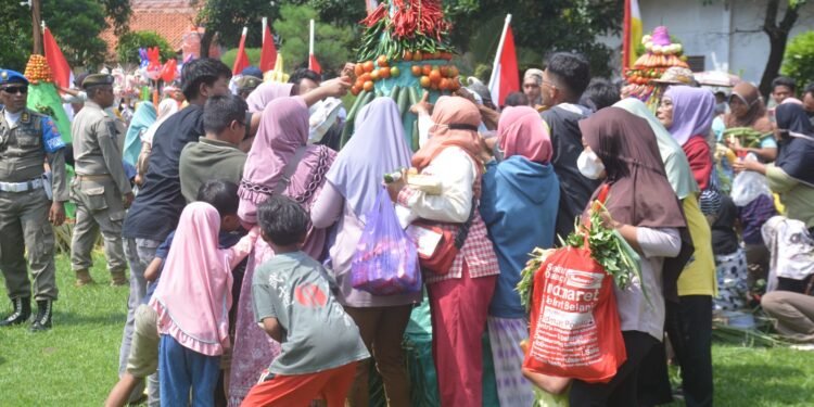 Kirab Budaya, Pemkab Batang Sediakan 18 Gunungan dan Uang Koin Untuk Disawurkan Sebagai Tradisi