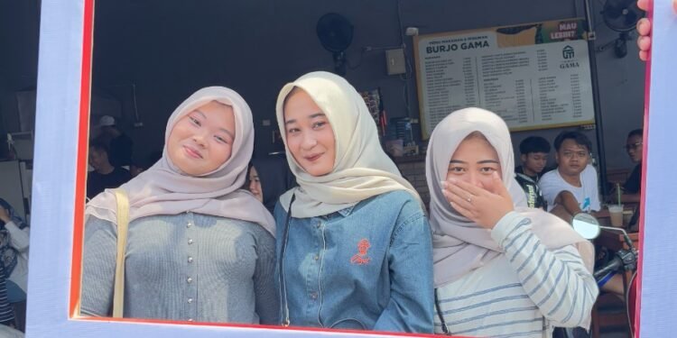 Ajak Warga Bijak Bermedsos, Diskominfo Batang Tampilkan Replika Medsos