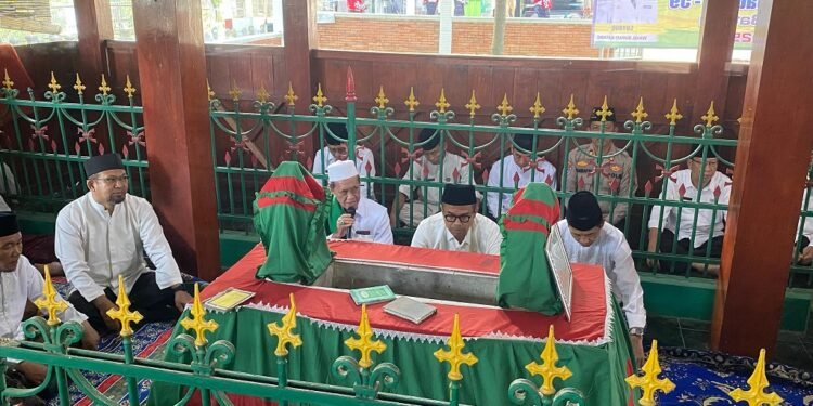 Ziarah Makam, Bupati Batang Minta ASN Bercermin Perjuangan Kyai Mandurorejo