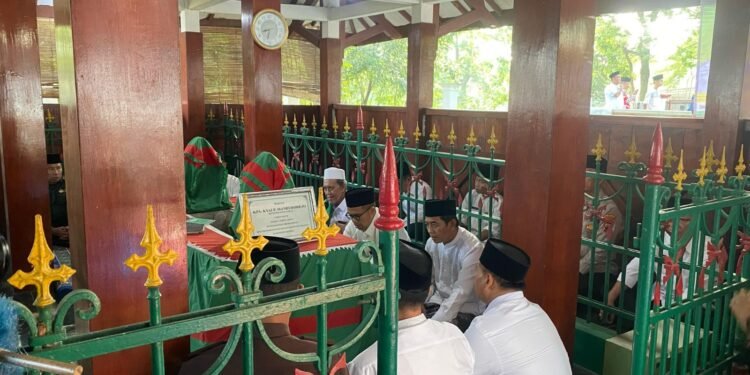 Ziarah Makam, Bupati Batang Minta ASN Bercermin Perjuangan Kyai Mandurorejo