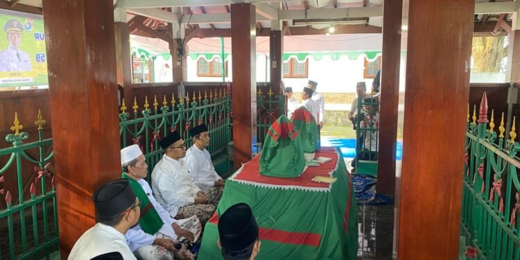 Ziarah Makam, Bupati Batang Minta ASN Bercermin Perjuangan Kyai Mandurorejo
