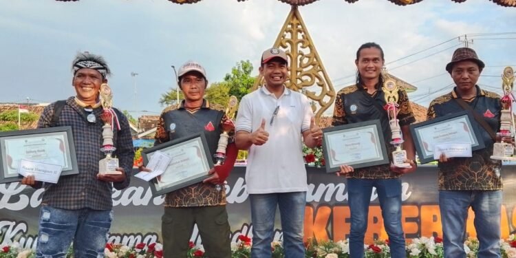 Tim Gedhang Kluthuk Cetak Hatrick di Lomba Dayung Tradisional Kabupaten Batang