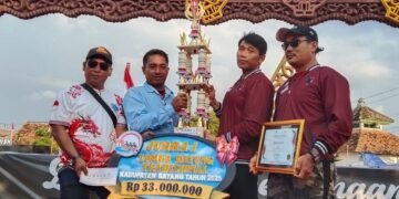 Tim Gedhang Kluthuk Cetak Hatrick di Lomba Dayung Tradisional Kabupaten Batang