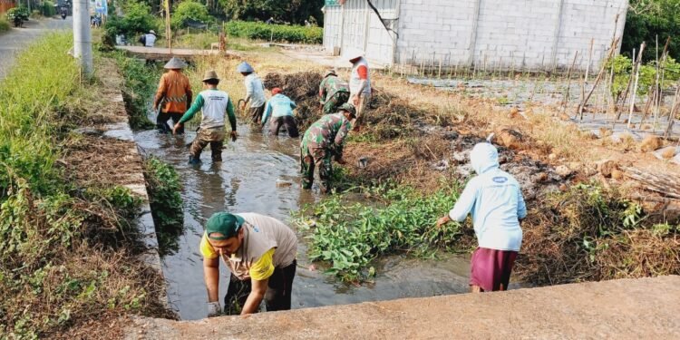 Babinsa Koramil 03/Gringsing Bersama Warga Bersihkan Saluran Irigasi