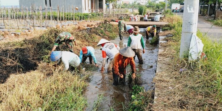 Babinsa Koramil 03/Gringsing Bersama Warga Bersihkan Saluran Irigasi