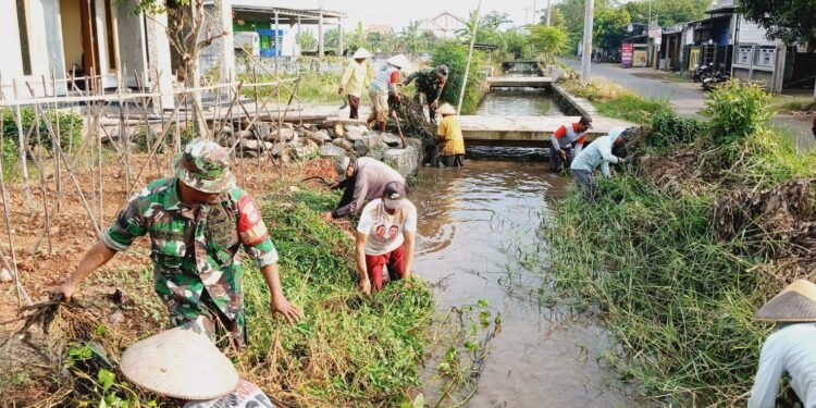 Babinsa Koramil 03/Gringsing Bersama Warga Bersihkan Saluran Irigasi