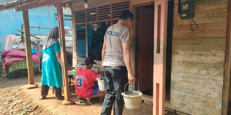 Peduli Sesama, Polres Batang Renovasi Rumah Nenek Sebatang Kara di Kaliwareng