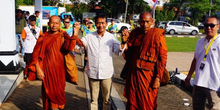 Tiba di Batang, 36 Biksu Disambut Wakil Bupati Saat Ritual Thudon